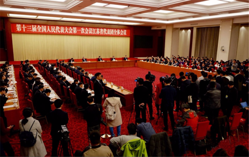 肖伟代表在审议政府工作报告时作交流发言：创新动能，勇开新局，推进新时代国药高质量发展